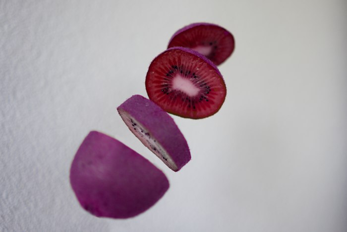 Frische Kiwi, in der Luft geschnitten wie ein Ninja violett rot gefärbt